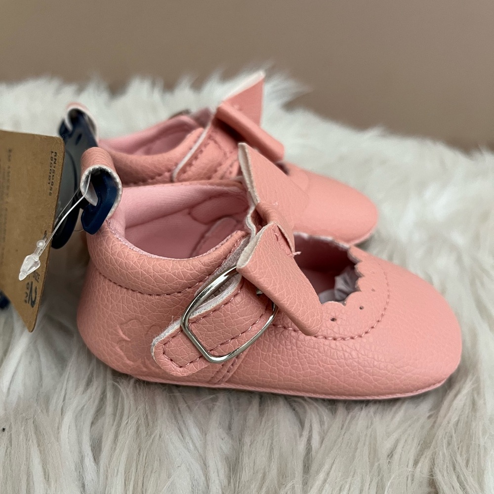{Lucky Brand} Baby Girl Crib Shoes with Bow Detail in Pink - Size 2 (3-6 months) - Picture 4 of 8